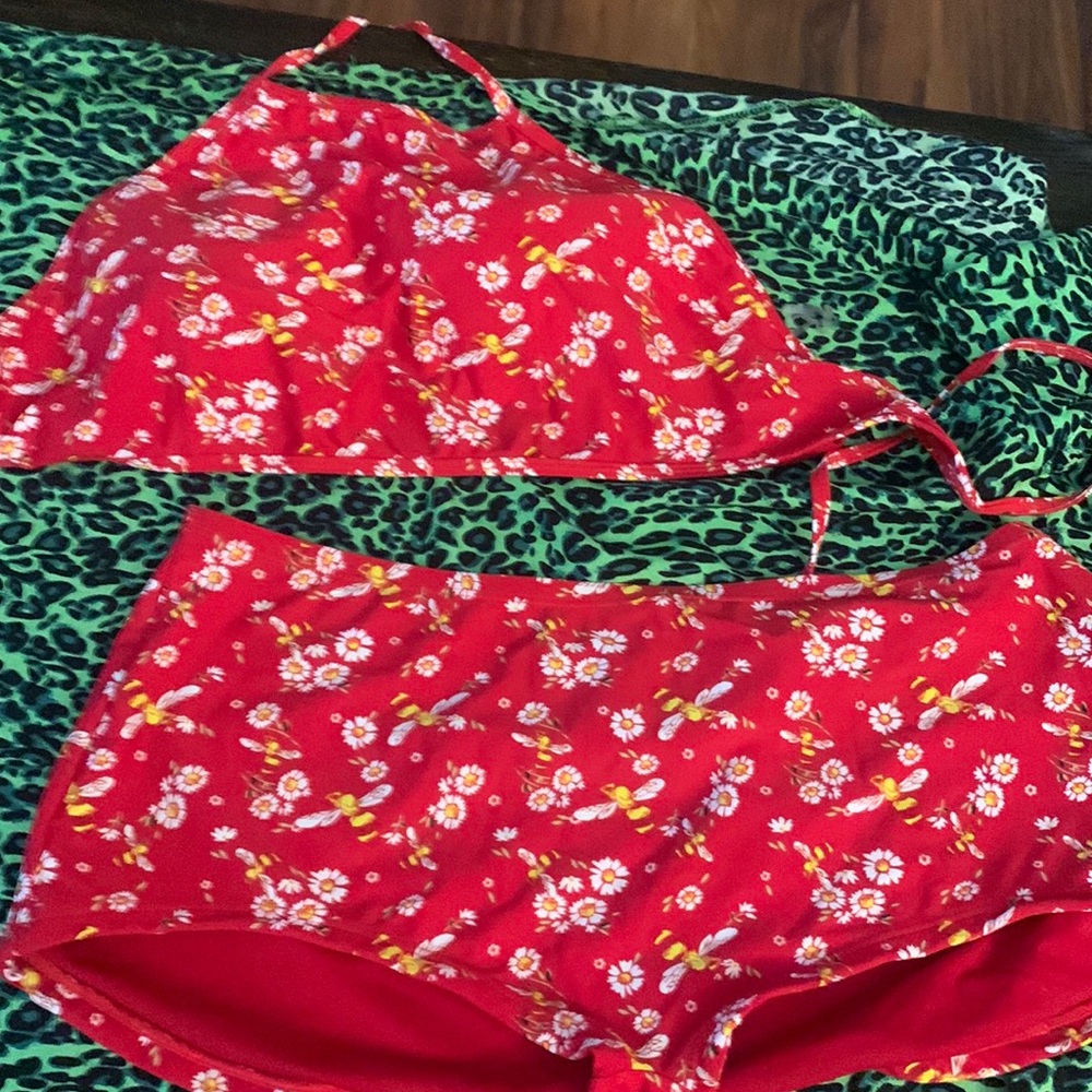 Bee/daisy bikini swimsuit. NWOT. XXL top L bottom